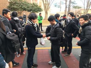 センター試験会場にて恩師と握手！いよいよ本番です。がんばれ倉北‼️