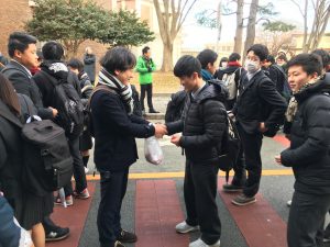 センター試験会場にて恩師と握手！いよいよ本番です。がんばれ倉北‼